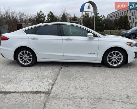 Білий Форд Фьюжен, об'ємом двигуна 2 л та пробігом 165 тис. км за 13600 $, фото 2 на Automoto.ua