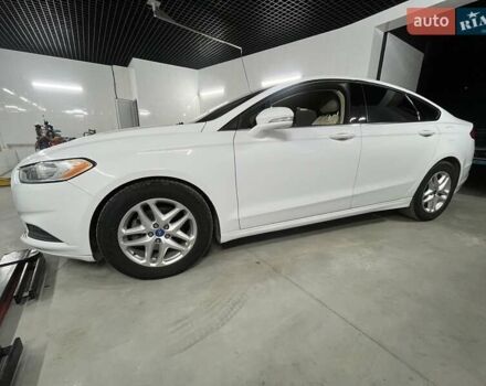 Белый Форд Фьюжн, объемом двигателя 2.5 л и пробегом 300 тыс. км за 9600 $, фото 1 на Automoto.ua