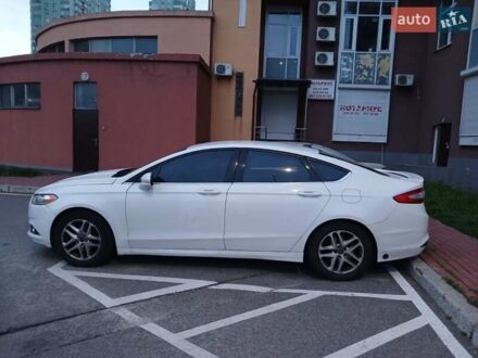 Белый Форд Фьюжн, объемом двигателя 2.5 л и пробегом 500 тыс. км за 9500 $, фото 1 на Automoto.ua