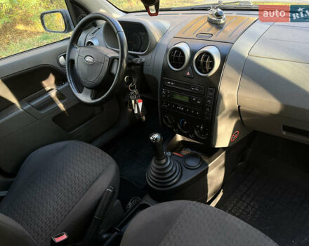 Форд Фьюжен 2002 у Хмельницькому на Automoto.ua Чорний Форд Фьюжен, об'ємом двигуна 1.6 л та пробігом 207 тис. км за 4200 $, фото 6 на Automoto.ua