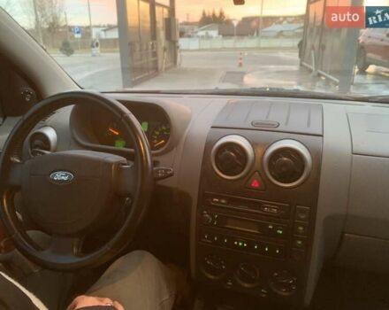 Красный Форд Фьюжн, объемом двигателя 1.39 л и пробегом 282 тыс. км за 3800 $, фото 4 на Automoto.ua