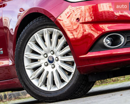 Красный Форд Фьюжн, объемом двигателя 2 л и пробегом 94 тыс. км за 14900 $, фото 4 на Automoto.ua