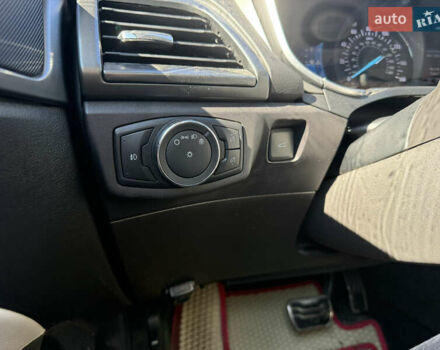 Красный Форд Фьюжн, объемом двигателя 2 л и пробегом 201 тыс. км за 11500 $, фото 5 на Automoto.ua
