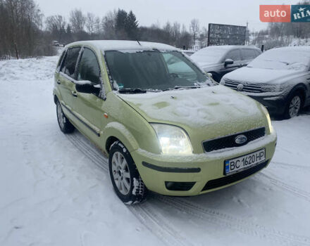 Желтый Форд Фьюжн, объемом двигателя 1.4 л и пробегом 270 тыс. км за 3800 $, фото 3 на Automoto.ua