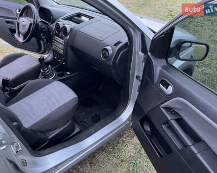 Серый Форд Фьюжн, объемом двигателя 1.6 л и пробегом 270 тыс. км за 4100 $, фото 11 на Automoto.ua