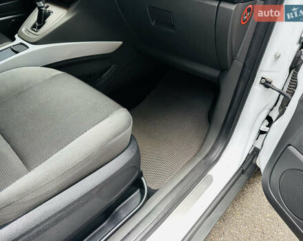 Белый Форд Куга, объемом двигателя 2 л и пробегом 117 тыс. км за 12350 $, фото 18 на Automoto.ua