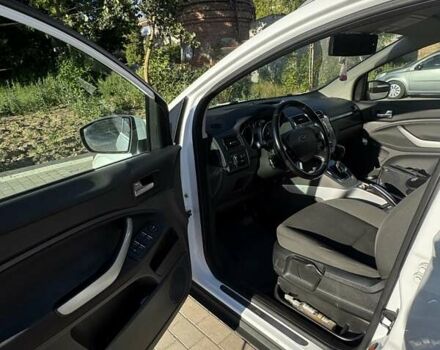 Білий Форд Куга, об'ємом двигуна 2 л та пробігом 269 тис. км за 10000 $, фото 4 на Automoto.ua