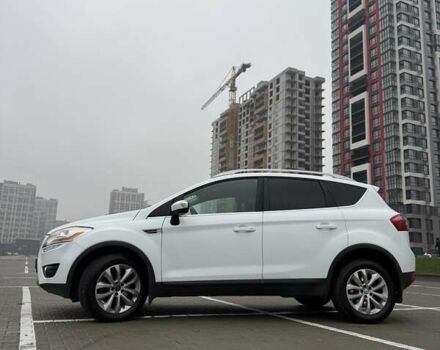 Белый Форд Куга, объемом двигателя 2 л и пробегом 272 тыс. км за 11499 $, фото 1 на Automoto.ua