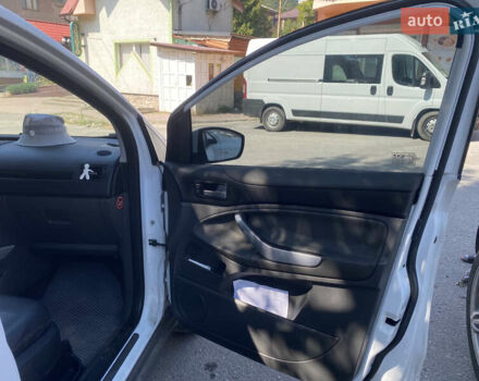 Білий Форд Куга, об'ємом двигуна 2 л та пробігом 204 тис. км за 11300 $, фото 4 на Automoto.ua