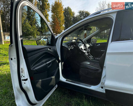 Білий Форд Куга, об'ємом двигуна 2 л та пробігом 138 тис. км за 13000 $, фото 8 на Automoto.ua
