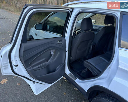 Белый Форд Куга, объемом двигателя 2 л и пробегом 155 тыс. км за 15700 $, фото 64 на Automoto.ua