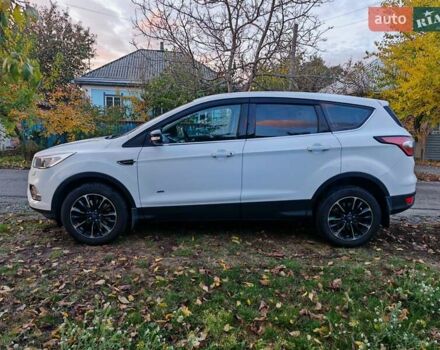 Белый Форд Куга, объемом двигателя 2 л и пробегом 181 тыс. км за 15700 $, фото 1 на Automoto.ua