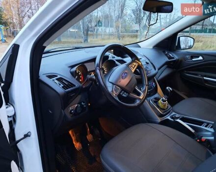 Білий Форд Куга, об'ємом двигуна 1.5 л та пробігом 120 тис. км за 14700 $, фото 6 на Automoto.ua