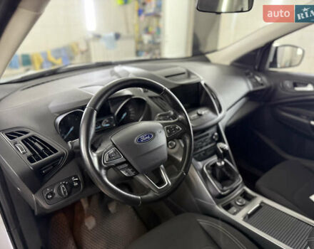 Білий Форд Куга, об'ємом двигуна 2 л та пробігом 210 тис. км за 15000 $, фото 35 на Automoto.ua