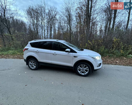 Белый Форд Куга, объемом двигателя 1.5 л и пробегом 64 тыс. км за 21500 $, фото 3 на Automoto.ua