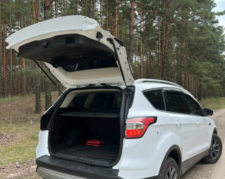 Білий Форд Куга, об'ємом двигуна 1.5 л та пробігом 114 тис. км за 18000 $, фото 3 на Automoto.ua