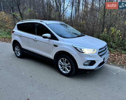 Белый Форд Куга, объемом двигателя 1.5 л и пробегом 64 тыс. км за 21500 $, фото 1 на Automoto.ua