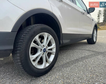 Білий Форд Куга, об'ємом двигуна 1.5 л та пробігом 125 тис. км за 14500 $, фото 20 на Automoto.ua