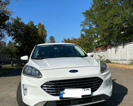 Білий Форд Куга, об'ємом двигуна 1.5 л та пробігом 144 тис. км за 21900 $, фото 4 на Automoto.ua