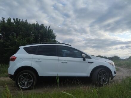 Форд Куга 2010 у Павлограде на Automoto.ua Білий Форд Куга, об'ємом двигуна 2.5 л та пробігом 250 тис. км за 9500 $, фото 1 на Automoto.ua