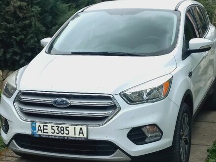 Білий Форд Куга, об'ємом двигуна 1.5 л та пробігом 39 тис. км за 15000 $, фото 1 на Automoto.ua