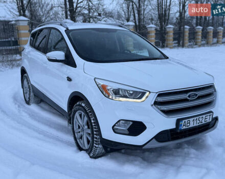 Белый Форд Куга, объемом двигателя 1.5 л и пробегом 63 тыс. км за 13999 $, фото 1 на Automoto.ua
