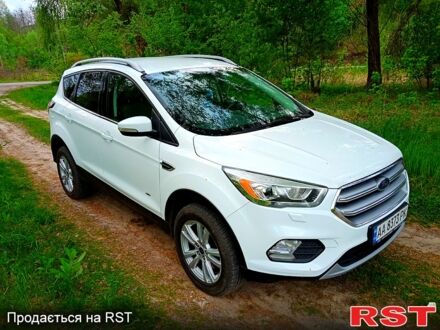 Форд Куга 2016 в Киеве на Automoto.ua Белый Форд Куга, объемом двигателя 2 л и пробегом 168 тыс. км за 14700 $, фото 1 на Automoto.ua