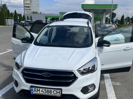 Белый Форд Куга, объемом двигателя 2 л и пробегом 120 тыс. км за 16699 $, фото 1 на Automoto.ua