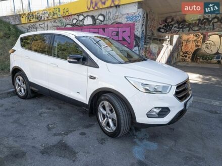 Белый Форд Куга, объемом двигателя 2 л и пробегом 179 тыс. км за 15800 $, фото 1 на Automoto.ua