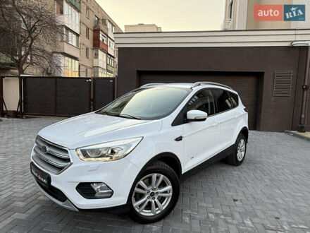 Форд Куга 2017 в Николаеве на Automoto.ua Белый Форд Куга, объемом двигателя 2 л и пробегом 179 тыс. км за 15999 $, фото 1 на Automoto.ua