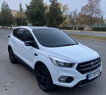 Форд Куга 2017 в Александрие на Automoto.ua Белый Форд Куга, объемом двигателя 2 л и пробегом 83 тыс. км за 20000 $, фото 1 на Automoto.ua