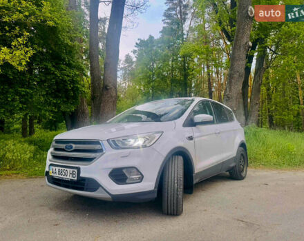 Белый Форд Куга, объемом двигателя 1.5 л и пробегом 178 тыс. км за 17250 $, фото 1 на Automoto.ua