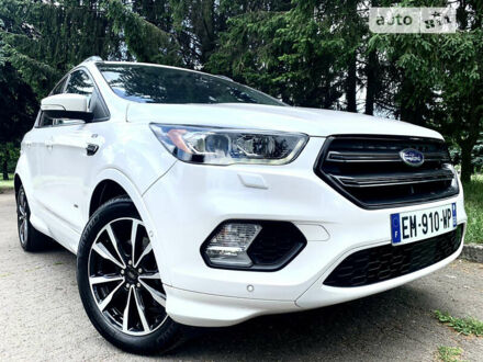Форд Куга 2018 в Ровно на Automoto.ua Белый Форд Куга, объемом двигателя 2 л и пробегом 143 тыс. км за 21300 $, фото 1 на Automoto.ua