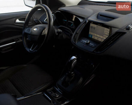 Черный Форд Куга, объемом двигателя 1.5 л и пробегом 129 тыс. км за 20000 $, фото 10 на Automoto.ua