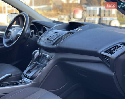 Красный Форд Куга, объемом двигателя 2 л и пробегом 169 тыс. км за 13555 $, фото 64 на Automoto.ua