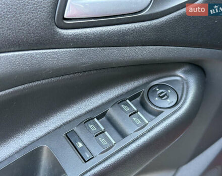 Красный Форд Куга, объемом двигателя 2 л и пробегом 169 тыс. км за 13555 $, фото 52 на Automoto.ua