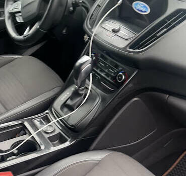 Красный Форд Куга, объемом двигателя 1.5 л и пробегом 138 тыс. км за 17500 $, фото 6 на Automoto.ua