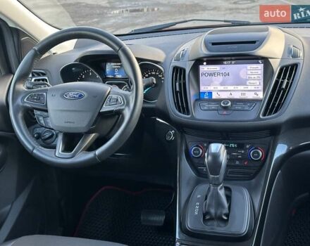 Червоний Форд Куга, об'ємом двигуна 2 л та пробігом 115 тис. км за 18990 $, фото 35 на Automoto.ua