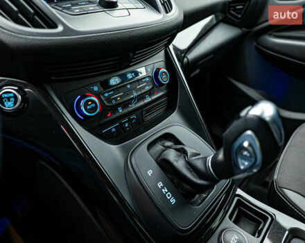 Серый Форд Куга, объемом двигателя 2 л и пробегом 128 тыс. км за 17705 $, фото 17 на Automoto.ua