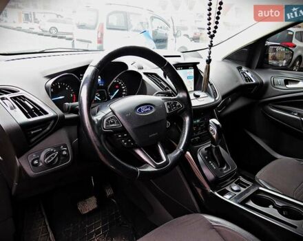 Серый Форд Куга, объемом двигателя 2 л и пробегом 180 тыс. км за 17700 $, фото 5 на Automoto.ua