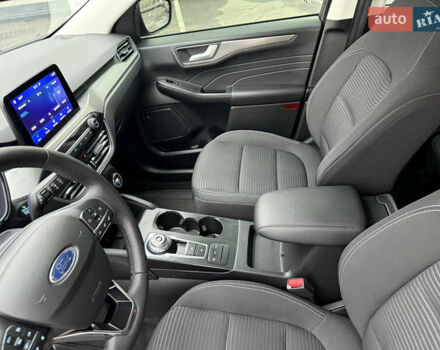 Серый Форд Куга, объемом двигателя 1.5 л и пробегом 68 тыс. км за 22500 $, фото 12 на Automoto.ua