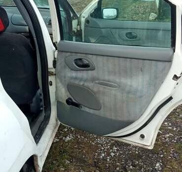 Белый Форд Мондео, объемом двигателя 1.6 л и пробегом 174 тыс. км за 1750 $, фото 10 на Automoto.ua