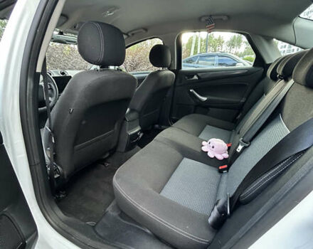 Білий Форд Мондео, об'ємом двигуна 1.6 л та пробігом 79 тис. км за 11000 $, фото 17 на Automoto.ua