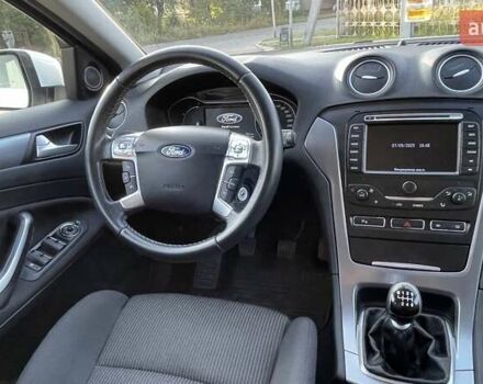 Белый Форд Мондео, объемом двигателя 2 л и пробегом 252 тыс. км за 9200 $, фото 6 на Automoto.ua