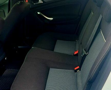 Белый Форд Мондео, объемом двигателя 2 л и пробегом 260 тыс. км за 9500 $, фото 4 на Automoto.ua