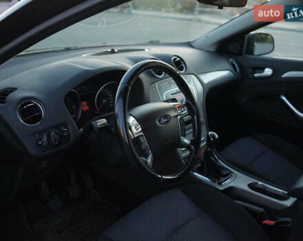 Черный Форд Мондео, объемом двигателя 1.75 л и пробегом 410 тыс. км за 5700 $, фото 16 на Automoto.ua