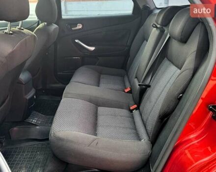 Красный Форд Мондео, объемом двигателя 2 л и пробегом 266 тыс. км за 5990 $, фото 9 на Automoto.ua
