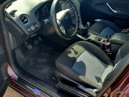 Красный Форд Мондео, объемом двигателя 1.8 л и пробегом 244 тыс. км за 6499 $, фото 1 на Automoto.ua