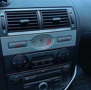 Сірий Форд Мондео, об'ємом двигуна 1.8 л та пробігом 226 тис. км за 4100 $, фото 3 на Automoto.ua