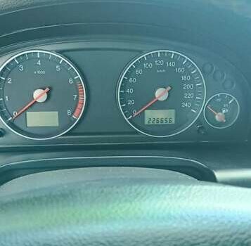 Сірий Форд Мондео, об'ємом двигуна 1.8 л та пробігом 226 тис. км за 4100 $, фото 2 на Automoto.ua